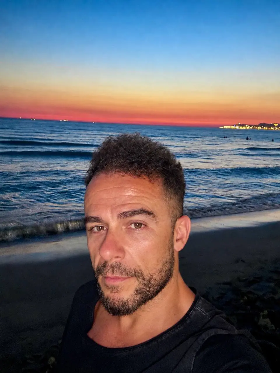 Jose López Púa junto al mar